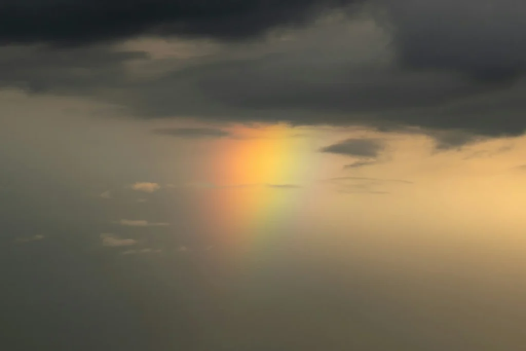 Arcoiris surgiendo de entre unas nubes de tormenta