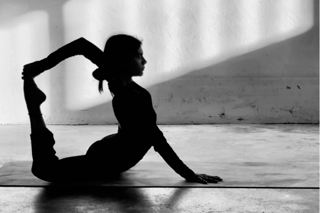 Silueta de practicante en postura de yoga, clases de Navakarana en L'Alcudia