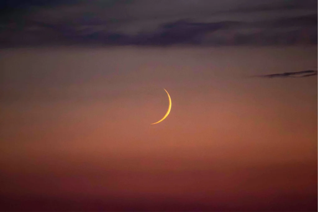 Luna creciente en cielo oscuro al atardecer, imagen de la clase Focus Moonvement Navakarana en Dhatri