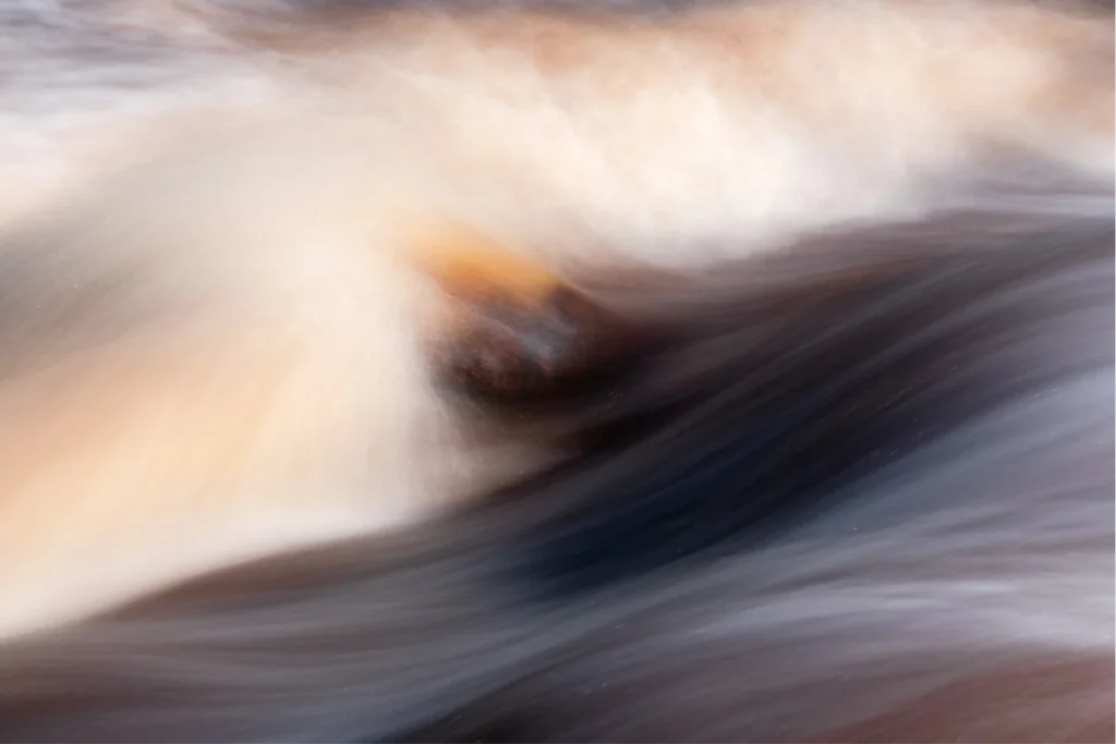Agua y movimiento en tonos cálidos, imagen de la clase Sinergètic Flow en Dhatri