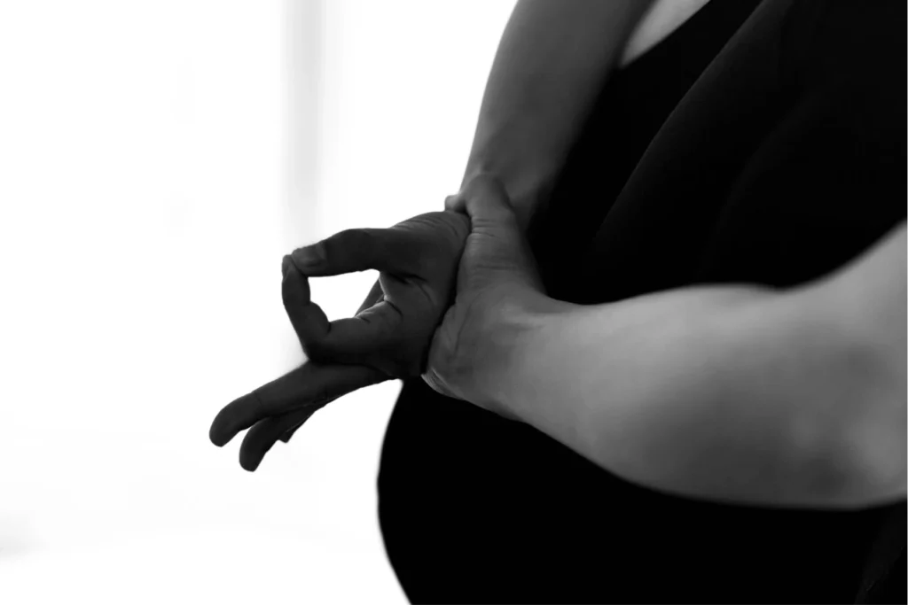 Mano en mudra sobre fondo neutro, clase de Slow Yoga Navakarana en Dhatri L'Alcudia
