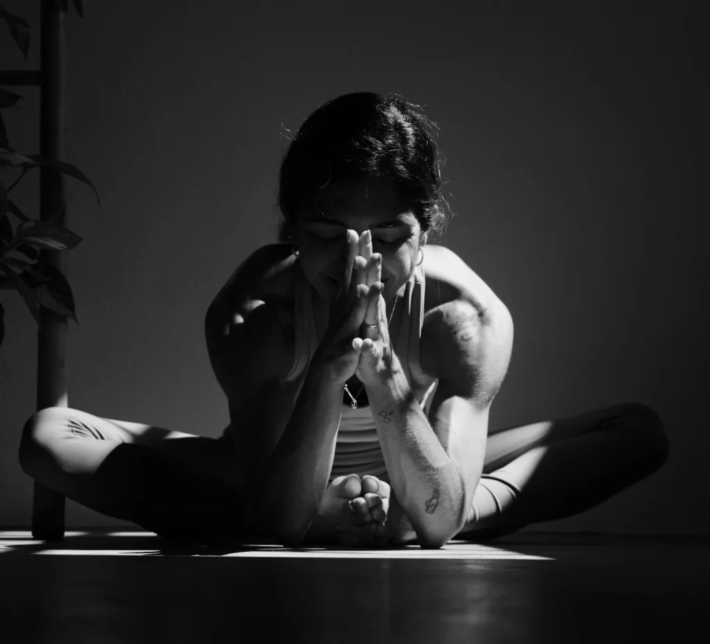 María Vaquero en postura de meditación con manos juntas, profesora de yoga Navakarana en Dhatri L'Alcudia