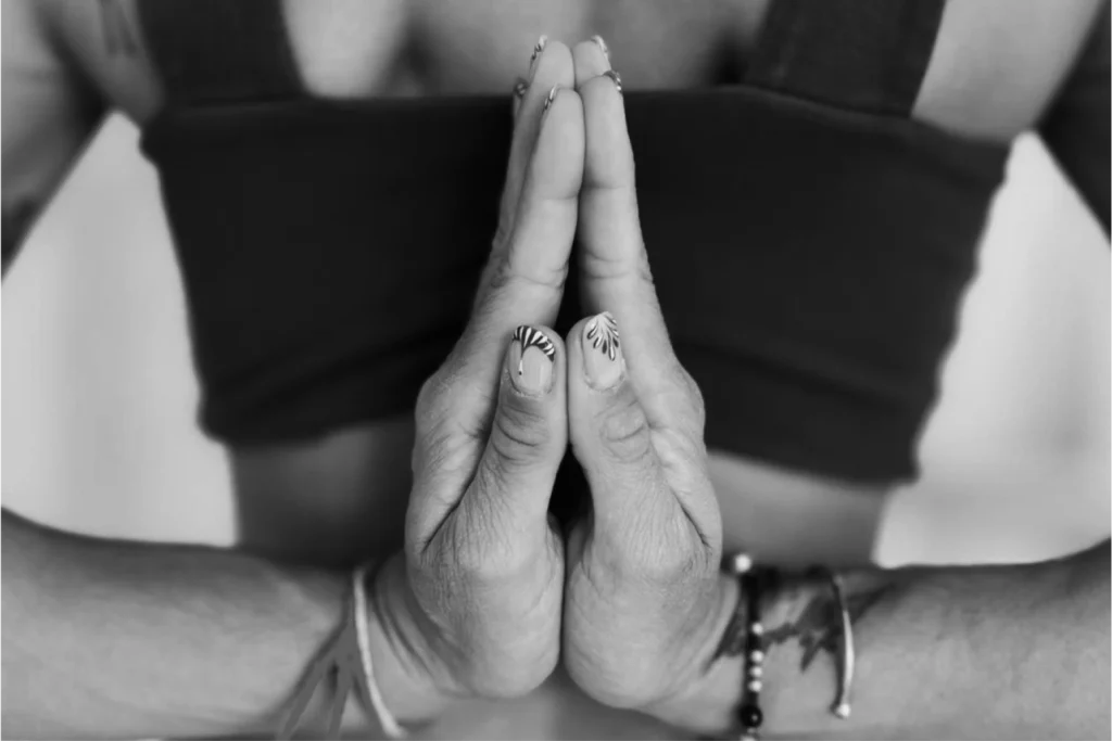 Dos manos juntas formando un mudra, práctica Sui-Zen Navakarana en Dhatri
